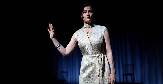 Sabine Lorenz verkörpert in Homers Odyssee die gealterte Königin Penelope; Foto: Theater KOSMOS Bregenz
