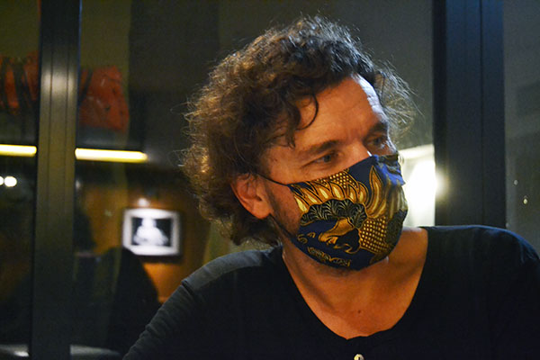 Martin Puntigam mit Maske beim Interview; Foto: Manfred Horak