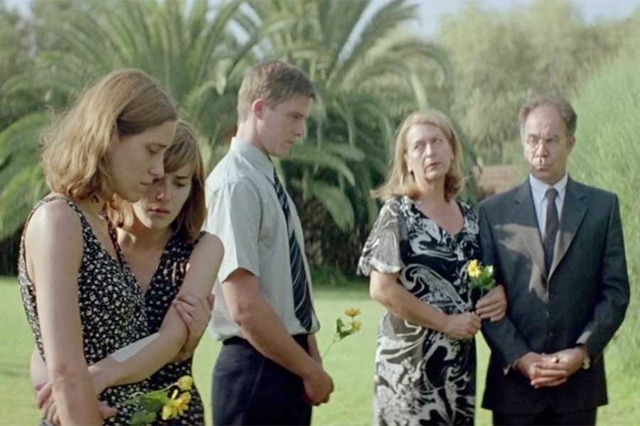 Dogtooth Filmstill Mubi Everything Everywhere All at Once