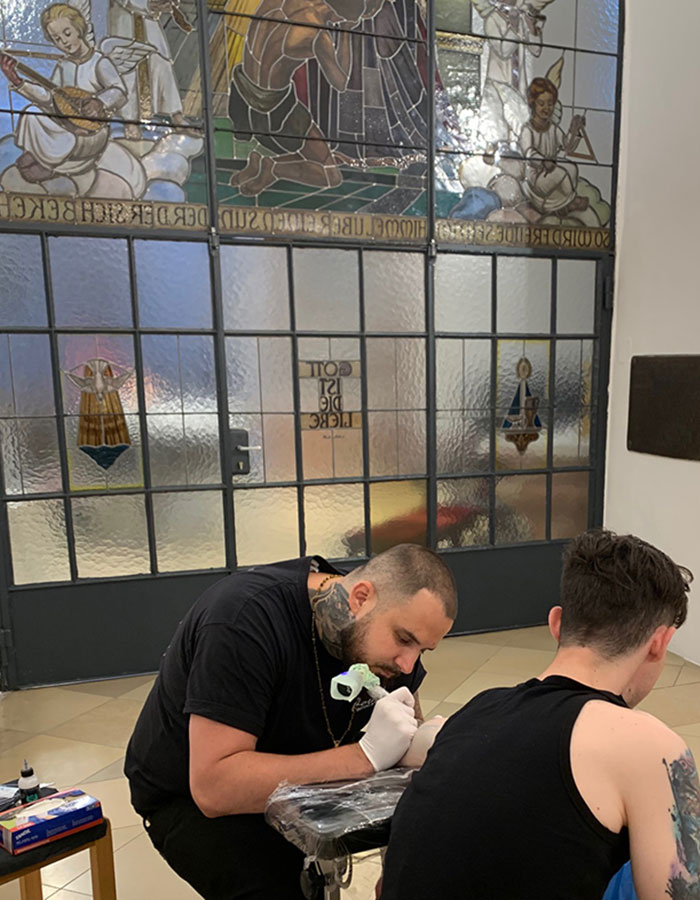 Das sakrale Tattoostudio Glasfensterraum Foto Niki Hofer