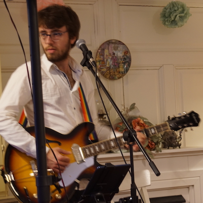 Simon Maurer mit Gitarre 2025