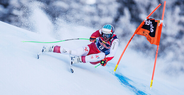 downhill skiers foto samo vidic