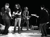 pearl-jam-liveontenlegs01