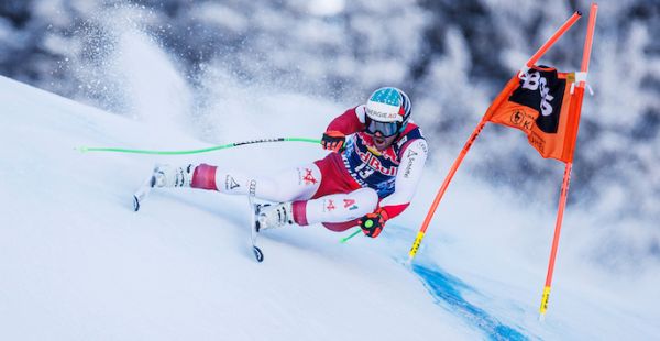 downhill skiers foto samo vidic